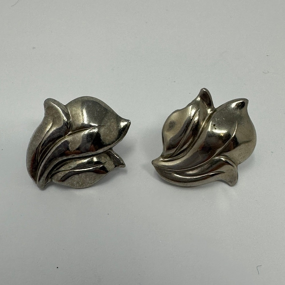 Vintage Silver Tone Leaf Petal Screw Back Earrings Mid Century Retro Jewelry A2 - Picture 1 of 4